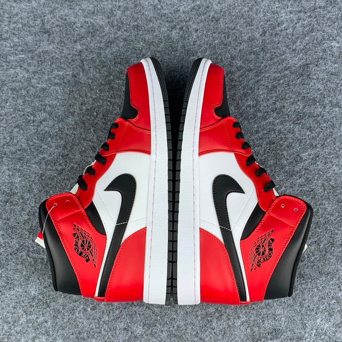 Air Jordan 1 Mid 'Chicago Black Toe'