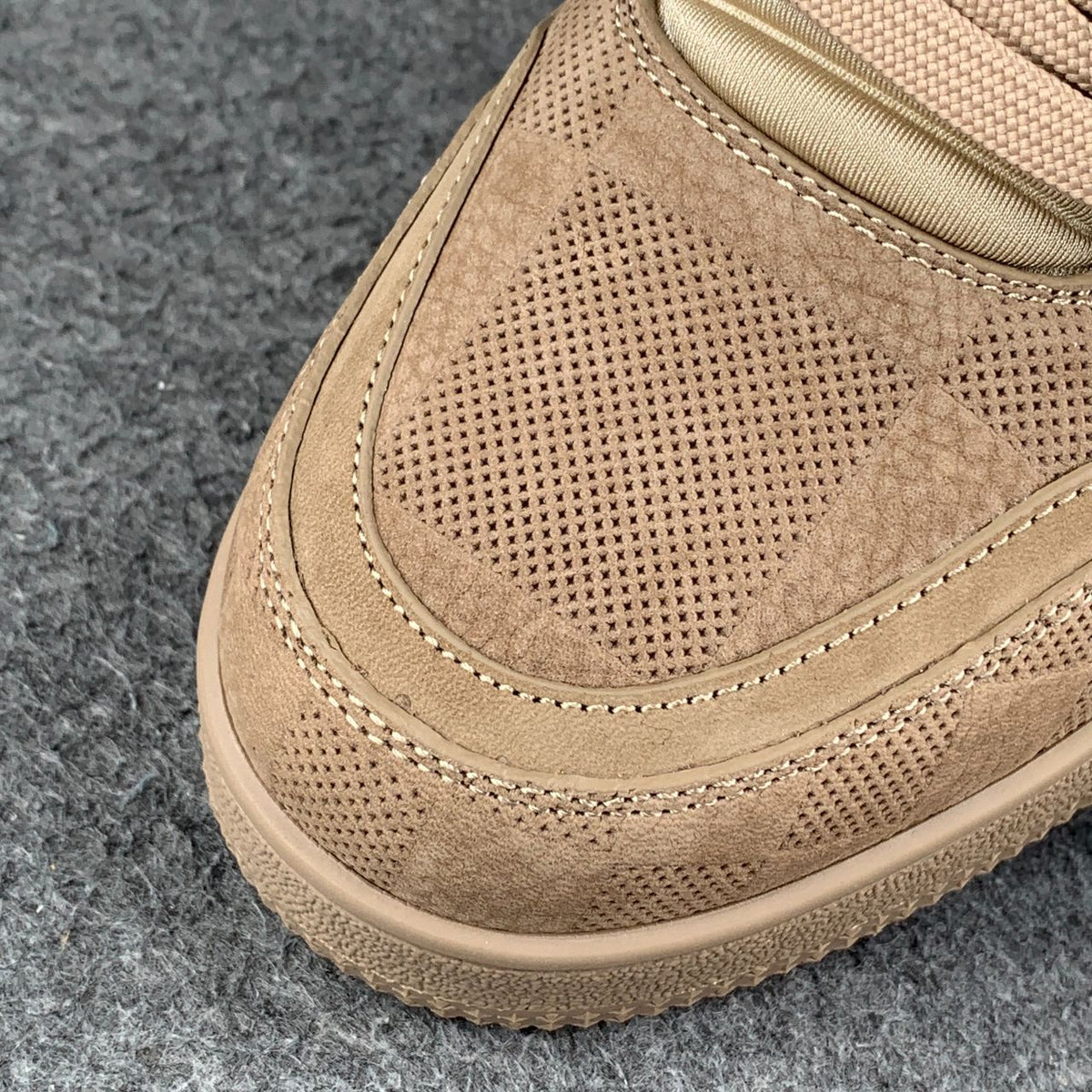 LV Trainer 'Taupe'