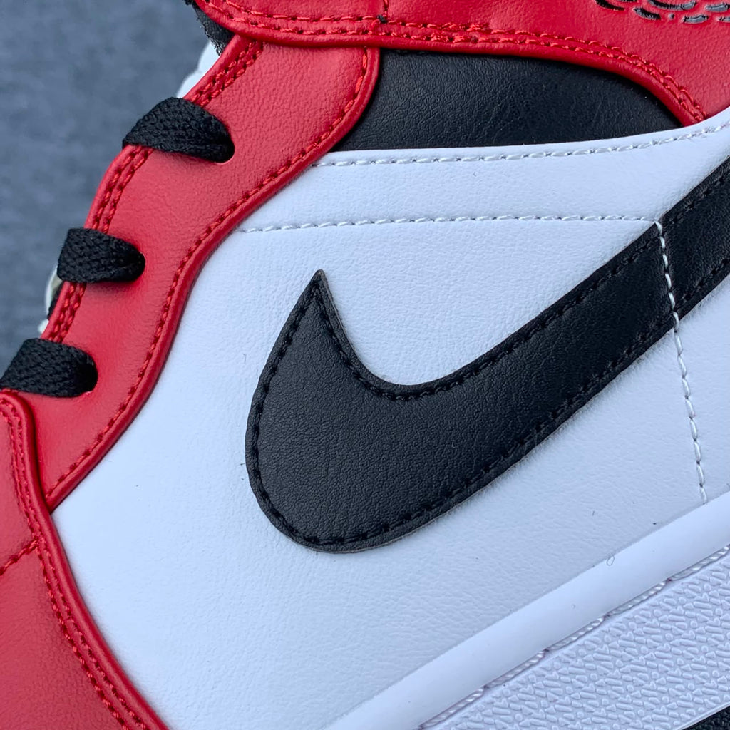 Air Jordan 1 Mid 'Chicago Black Toe'