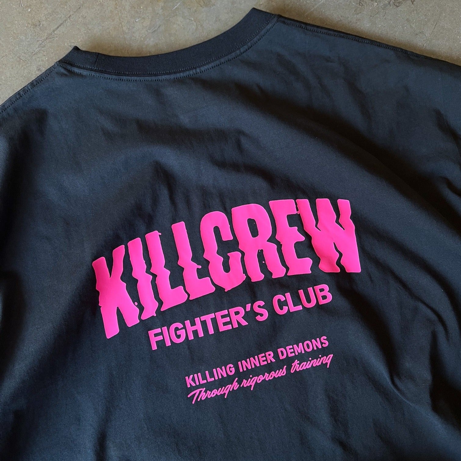 RELAXED FIT RIGOROUS TRAINING T-SHIRT - BLACK / PINK